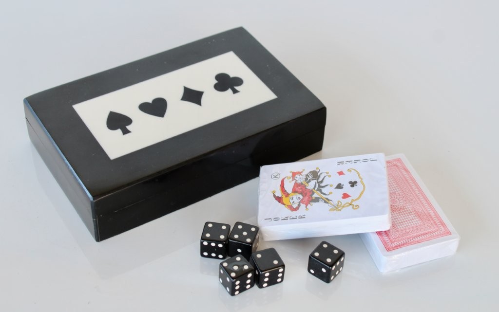 DOUBLE BLACK AND WHITE CARD & DICE BOX  4.5X19X12CM
